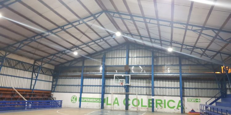 Cobquecura: Cambian cubierta de techumbre e iluminación en gimnasio municipal