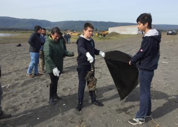 Cerca de 50 kilos de basura retiraron jóvenes en la desembocadura del Río Itata