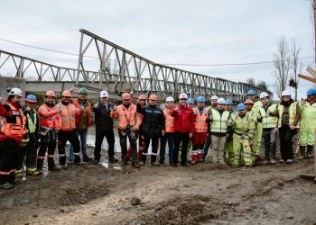 Ñiquén: Montan estructura de puente mecano que estará listo en octubre