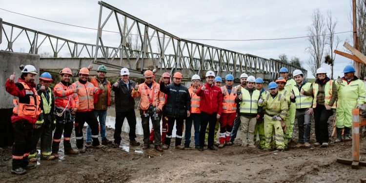 Ñiquén: Montan estructura de puente mecano que estará listo en octubre