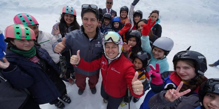 Niños y niñas de 7 comunas de Ñuble aprendieron a esquiar con Ministra del Deporte