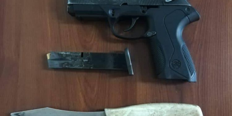 Detienen a sujeto con pistola y cuchillo carnicero en plaza La Victoria