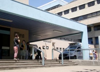 Sujeto fue detenido tras patear en la espalda y golpear a médico en Hospital de Chillán