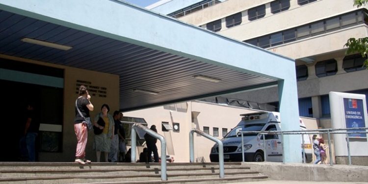 Sujeto fue detenido tras patear en la espalda y golpear a médico en Hospital de Chillán