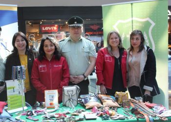 Internas e internos de cárcel de Chillán presentan sus productos en Mall Arauco