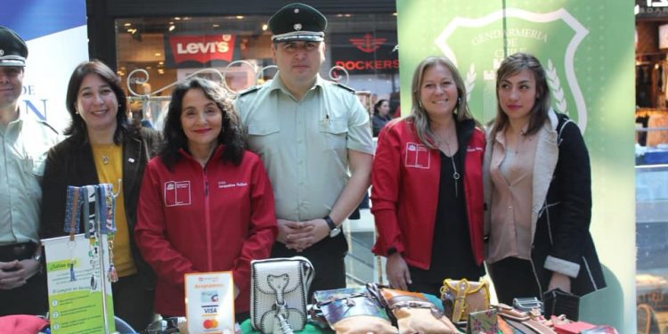 Internas e internos de cárcel de Chillán presentan sus productos en Mall Arauco