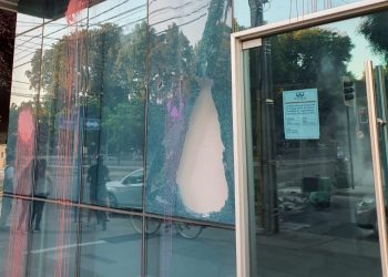 Detienen a dos sujetos por apedrear y quebrar un ventanal en la Fiscalía de Chillán