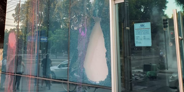 Detienen a dos sujetos por apedrear y quebrar un ventanal en la Fiscalía de Chillán