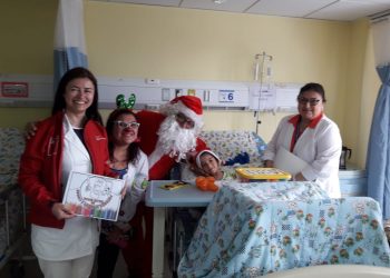 Viejo Pascuero visitó a niños en Hospital de Chillán