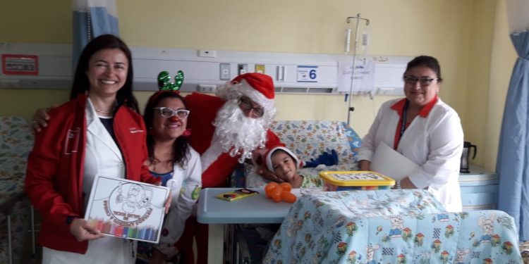 Viejo Pascuero visitó a niños en Hospital de Chillán