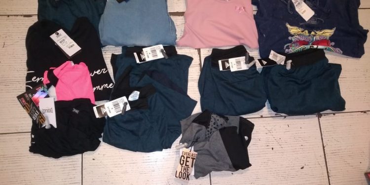 Detienen a mujer que comercializaba ropa robada de tiendas comerciales en Chillán