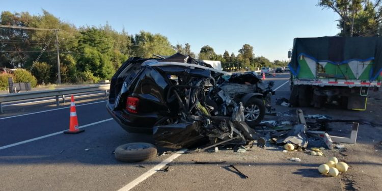 Joven de 18 años muere tras chocar auto con camión a la altura de San Gregorio
