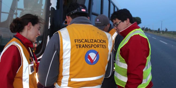 Sacan de circulación tres buses y dos minibuses de transporte de temporeros