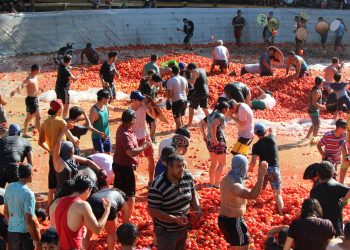Más de 4 mil personas batallaron en la «Guerra del Tomate» en Quillón