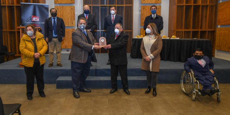 Reconocen labor de funcionario más antiguo de la Municipalidad de Chillán