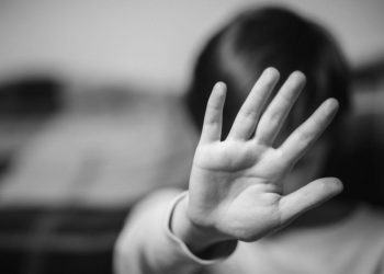 Mujer es acusada de maltratar a sus hijos: Un menor de un año y otro de 4