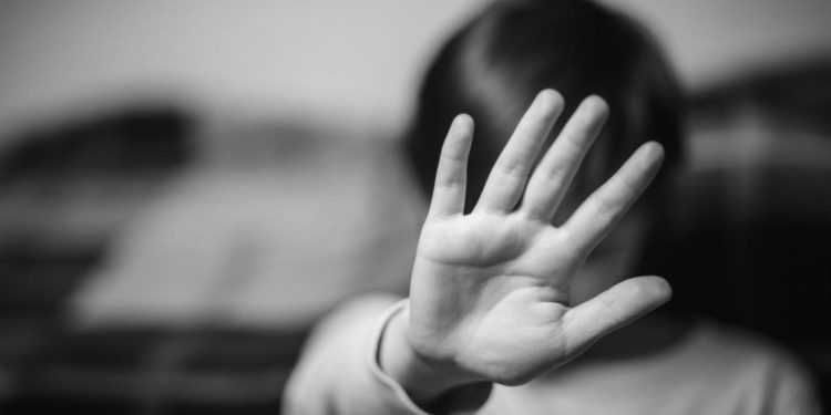 Mujer es acusada de maltratar a sus hijos: Un menor de un año y otro de 4