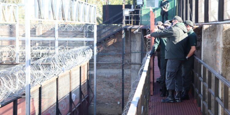 Cárcel de Chillán: Evitan ingreso de droga a través de “lanzamiento” desde el exterior