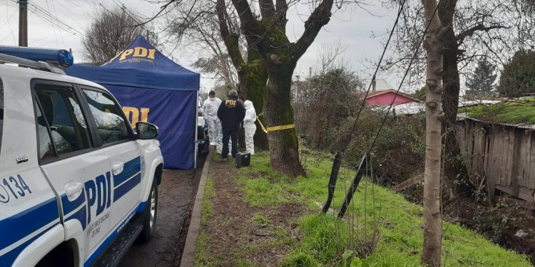 Encuentran cadáver de mujer en canal de regadío en Chillán