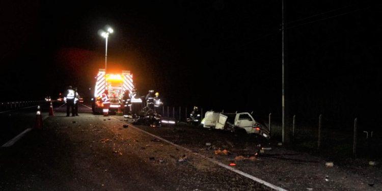 Un fallecido deja colisión de camión con furgón a la altura de Ñiquén