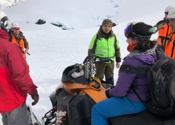 Encuentran con vida a esquiadora que se había perdido en cordillera de Pinto