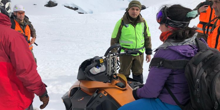 Encuentran con vida a esquiadora que se había perdido en cordillera de Pinto
