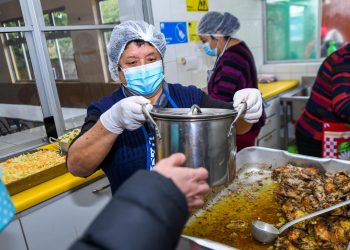 Reparten cajas de alimentos a comedores solidarios cerrados por cuarentena