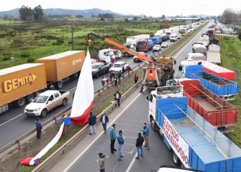 Gobierno pide a los camioneros deponer el paro y Harboe asegura que situación está “fuera de control”