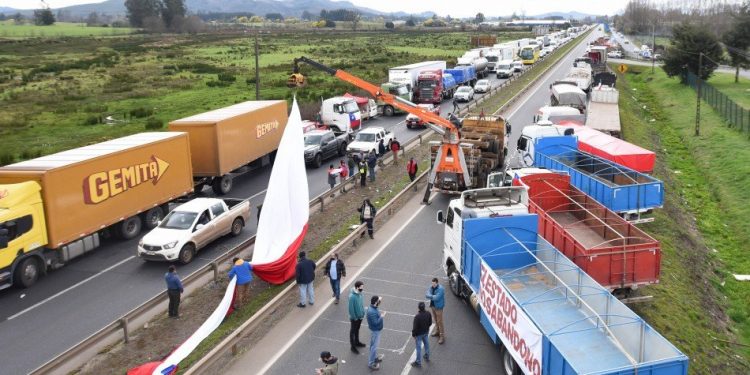 Gobierno pide a los camioneros deponer el paro y Harboe asegura que situación está “fuera de control”
