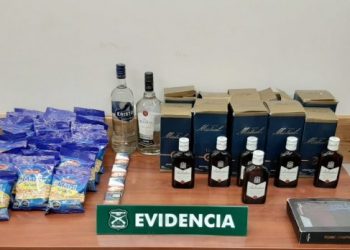 Robaron maní, licores, cigarrillos y los descubrieron en el techo de la botillería