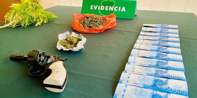 Pareja escondía droga en el capó de su vehículo en Chillán