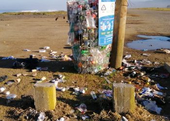 Contenedores de basura volvieron a colapsar en playas de Cobquecura