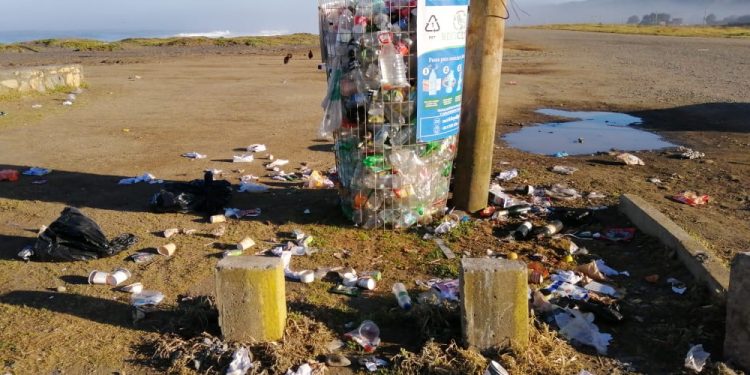 Contenedores de basura volvieron a colapsar en playas de Cobquecura