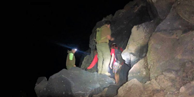 Rescatan a jóvenes que se extraviaron en sector Laguna Huemul
