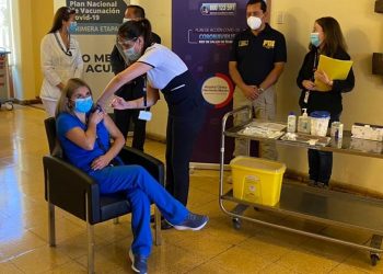 Tres funcionarios de la UCI del Hospital de Chillán fueron los primeros en recibir la vacuna contra el Covid-19