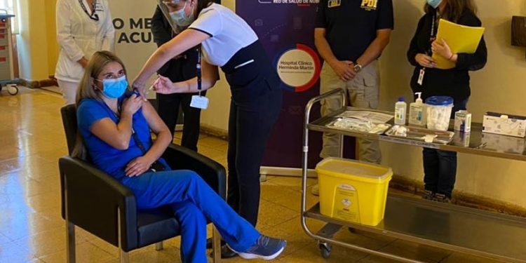 Tres funcionarios de la UCI del Hospital de Chillán fueron los primeros en recibir la vacuna contra el Covid-19