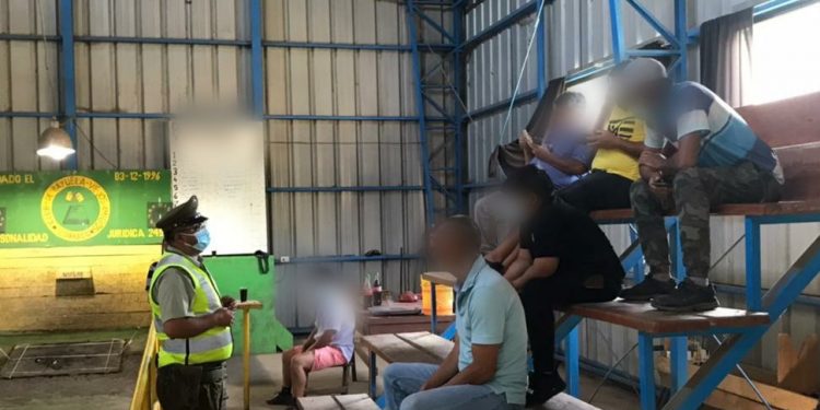 Coihueco: Detienen a sujetos practicando rayuela pese a prohibición de reunión en Cuarentena