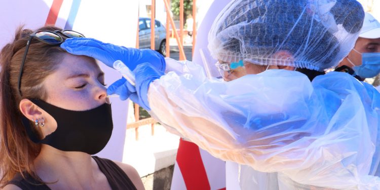 Deportistas de Ñuble se realizan PCR para competir en nacionales de atletismo