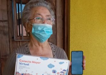 Chillán Viejo: 107 adultos mayores recibirán equipos celulares