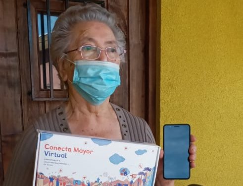 Chillán Viejo: 107 adultos mayores recibirán equipos celulares