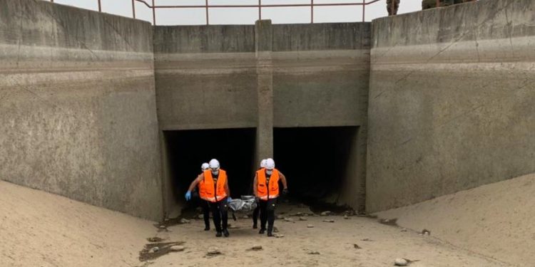 Encuentran cuerpo de joven que cayó en su vehículo a un canal en El Carmen