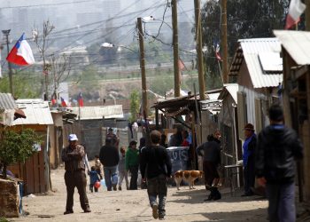 Histórica alza de familias viviendo en campamentos: aumentaron 74% desde 2019