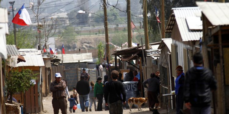 Histórica alza de familias viviendo en campamentos: aumentaron 74% desde 2019