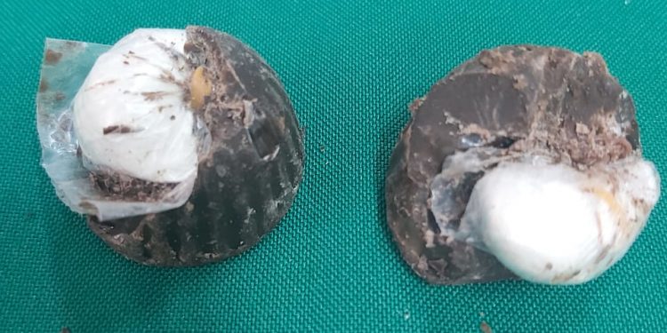 Mujer llevaba bombones rellenos con pasta base a su pareja presa en la cárcel