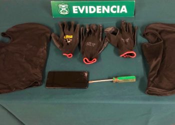 Detienen a sujetos que evadieron control policial en auto robado y chocaron