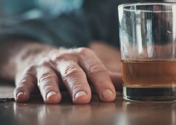 Realizarán encuesta para conocer el uso de alcohol y otras drogas en adultos mayores