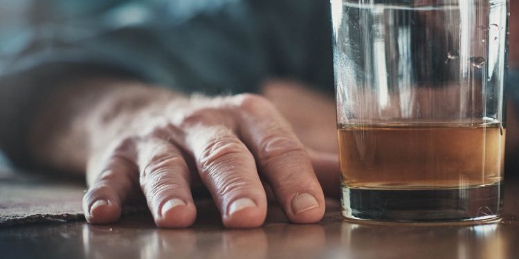 Realizarán encuesta para conocer el uso de alcohol y otras drogas en adultos mayores