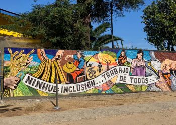 Ninhue: Inauguran inédito mural en mosaico inclusivo
