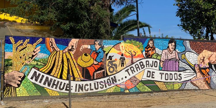 Ninhue: Inauguran inédito mural en mosaico inclusivo