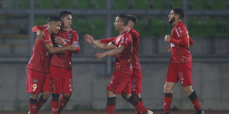 Ñublense vence a Wanderers 2-1 y afianza su juego